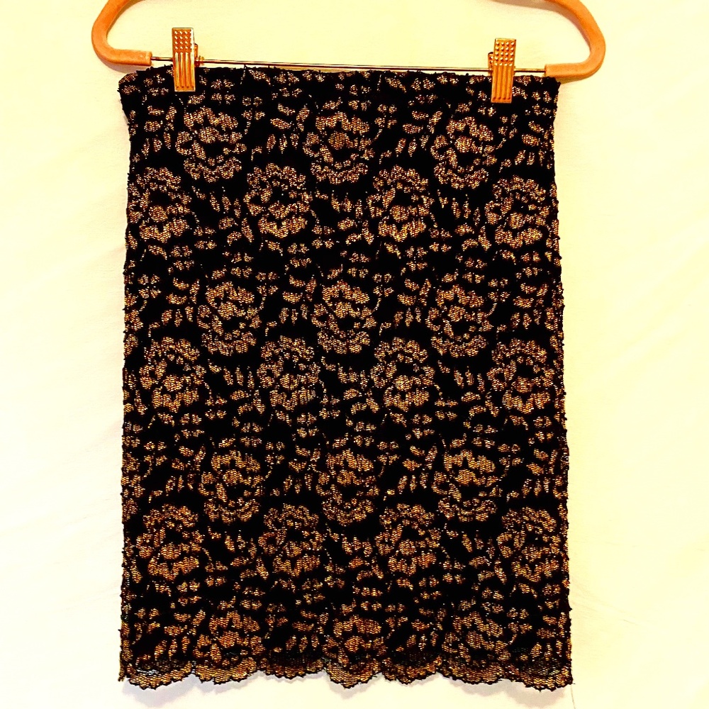 stretchy comfy mini with black and gold metallic pattern scallop hem pull up